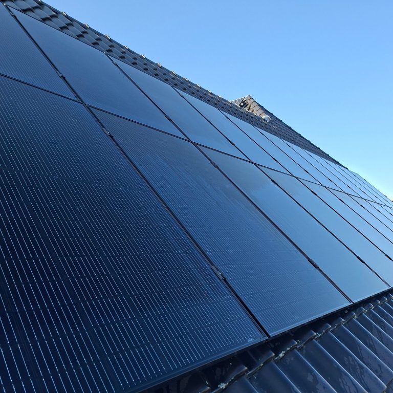 Photovoltaik Wartung einer Solaranlage auf Hausdach in NRW