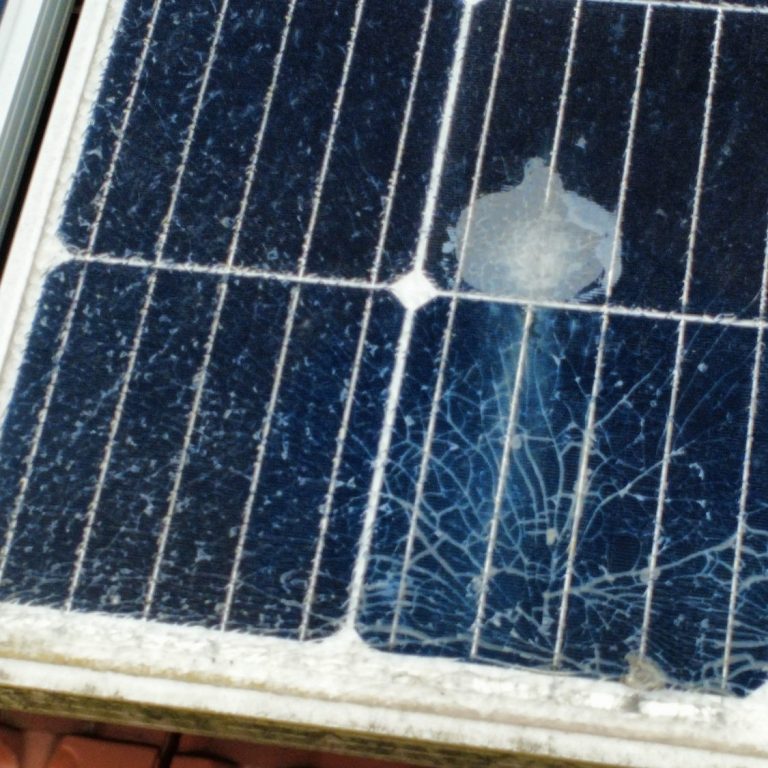 Verschmutzte Solarmodule mit Hotspots und Mikrorissen