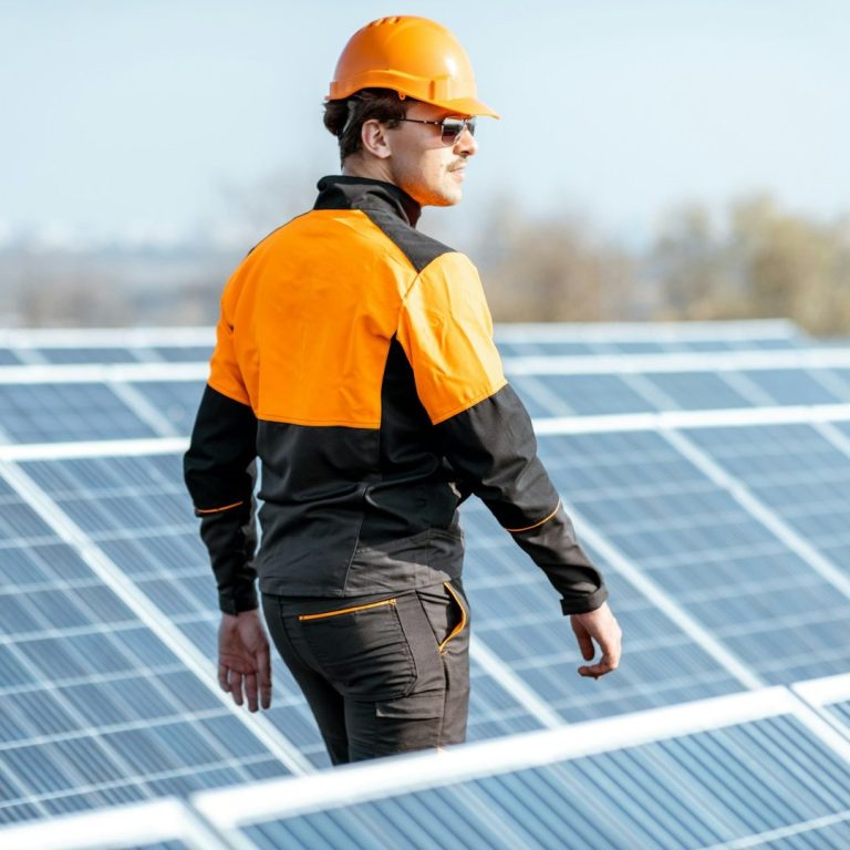 PV Anlage Wartung durch Techniker, Kontrolle von Solarmodulen und Wechselrichter